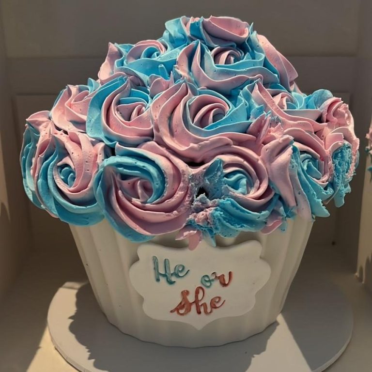 Cupcake met roze en blauwe rozenbotercreme, met de tekst "He or She".