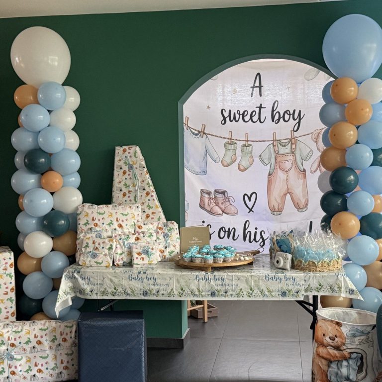 Feestdecoratie met ballonnen en een banner voor een jongenskraamfeest.