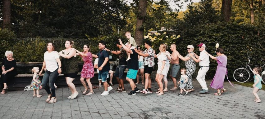 Dansende mensen op tuinfeest